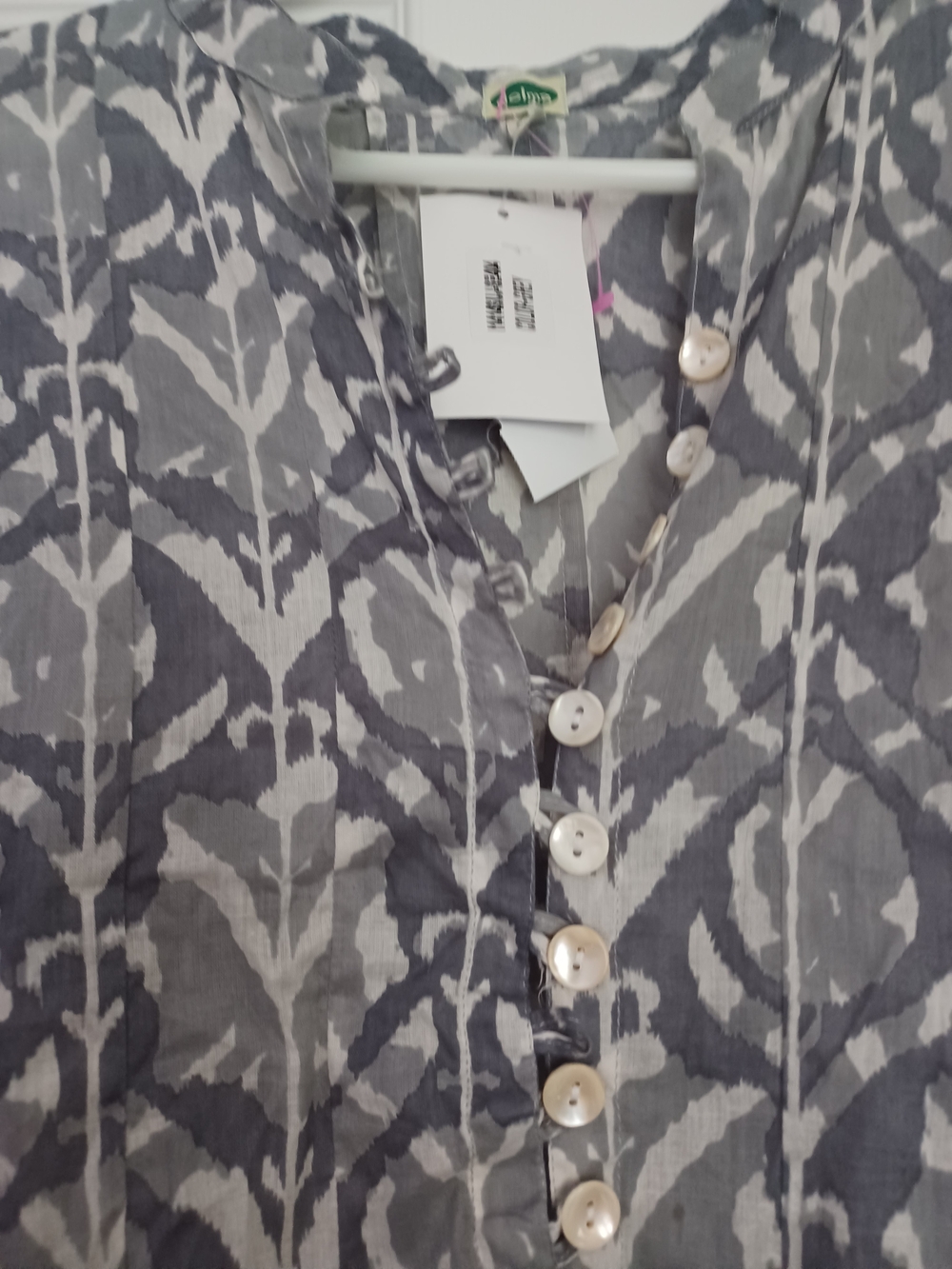 Dolma Womens Size XL NWT Button-Front Gray Patterned V-Neck Tunic - Picture 2 of 10